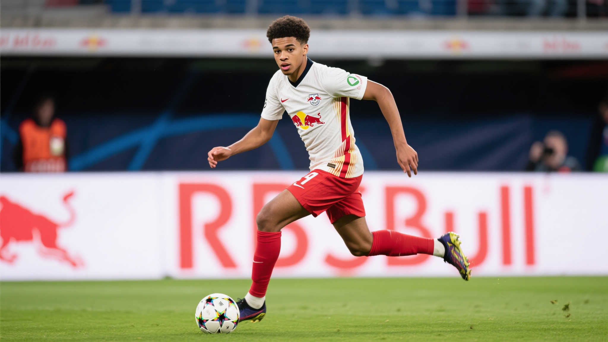 热刺与切尔西齐盯RB莱比锡中场西蒙斯,引两队争夺焦点